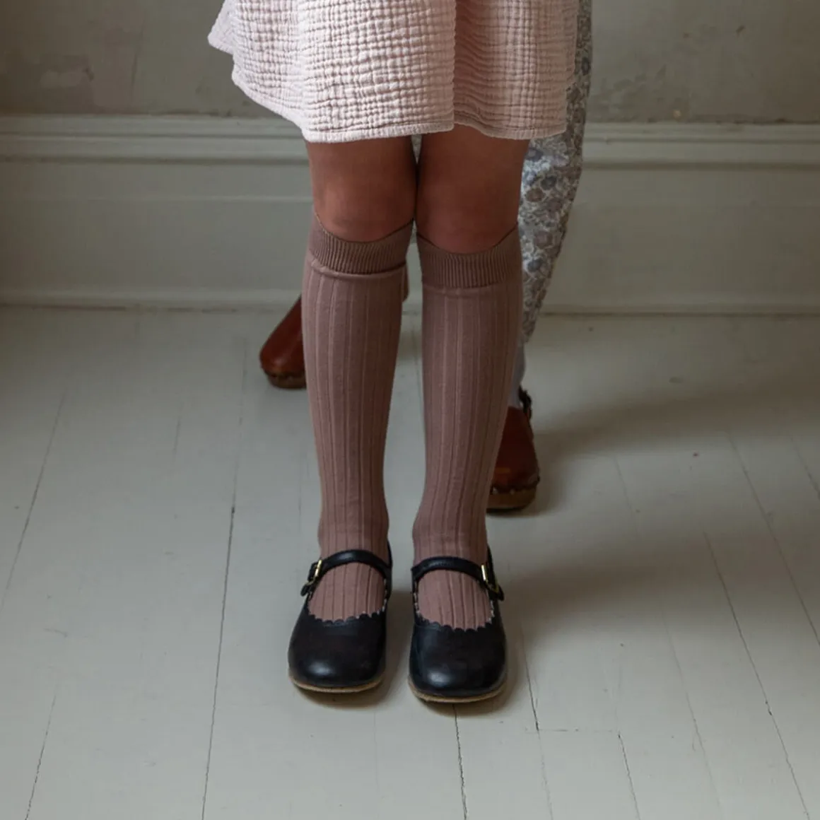 La Haute Ribbed Knee High Socks in Praline by Collegien